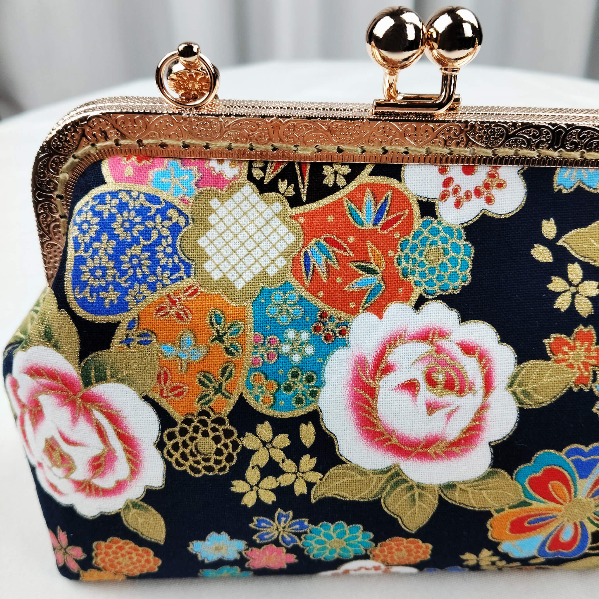 Close-up detail of Acever B004 bag showing antique gold ornate filigree kiss-lock frame with twin ball clasp amber topaz crystal bead accents floral medallion top handle connector and braided rope-weave gold chain crossbody strap